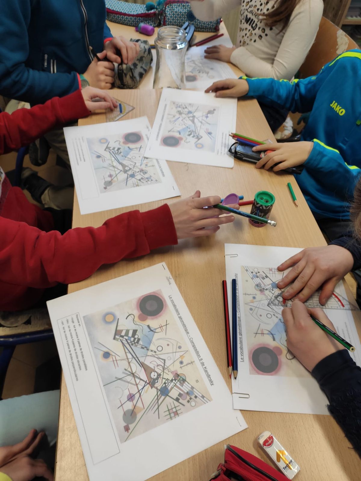 Élèves dessinant à la manière de Kandinsky