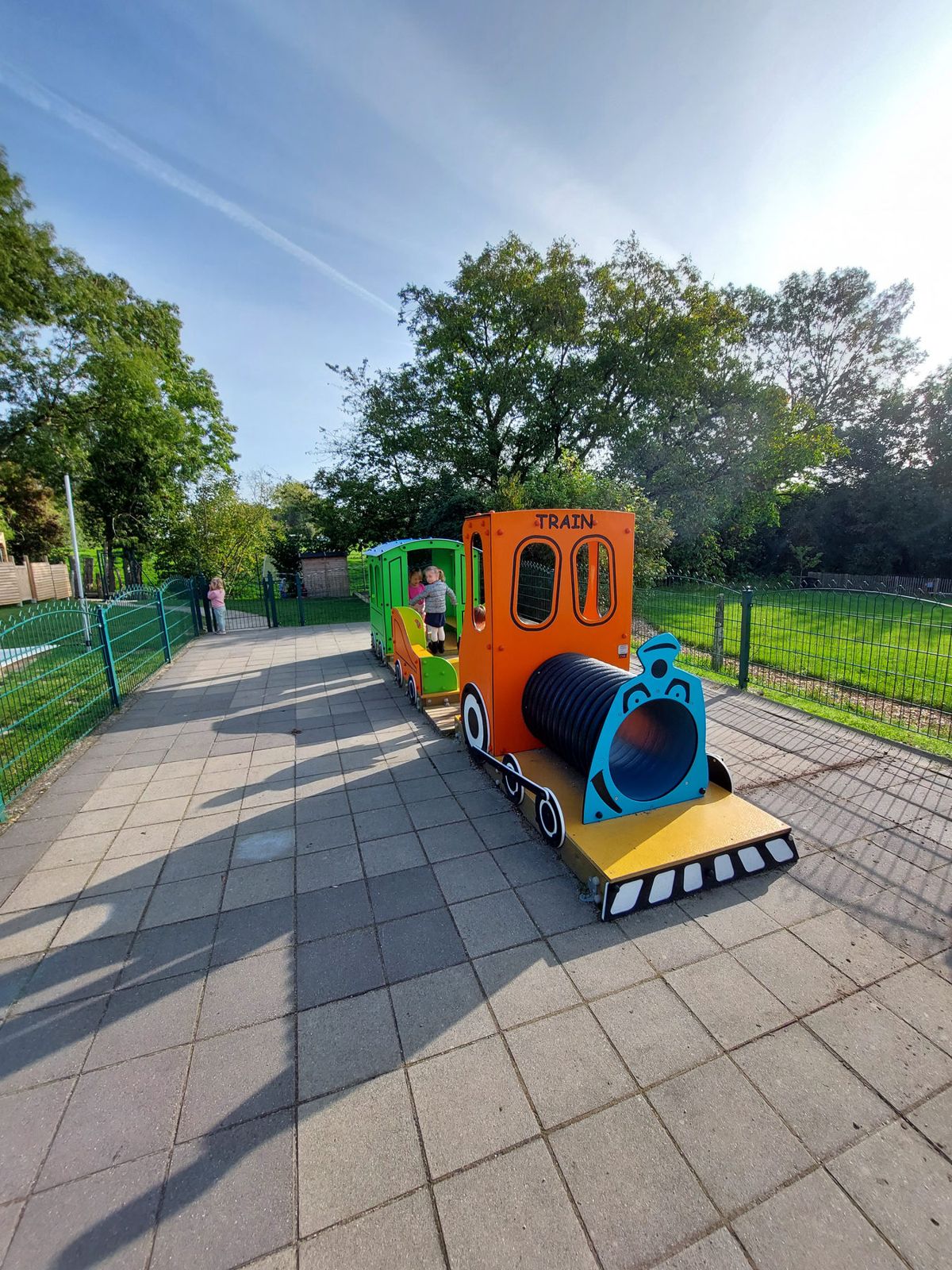 Le petit train orange de la cour de récréation