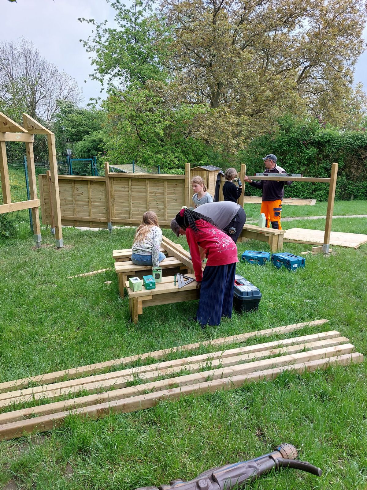 Atelier de construction en bois dans le jardin